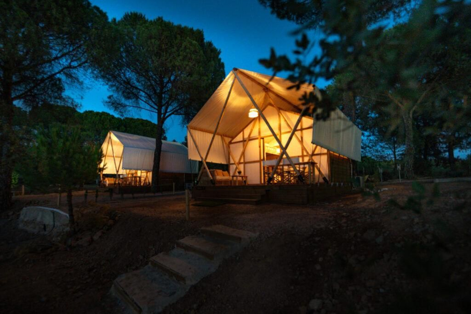 Camping Los Villares, lujo y descanso bajo un manto de estrellas