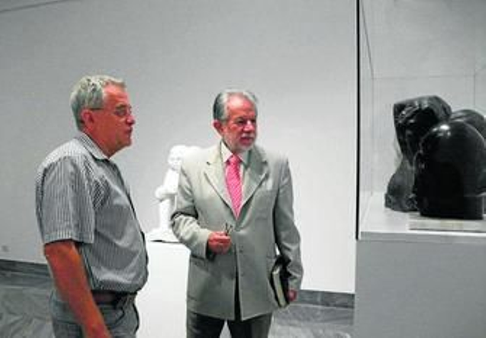 José Luis Viña, propietario de la colección, y Jaime de Vicente, de la Fundación Caja Rural, ayer en el Museo.