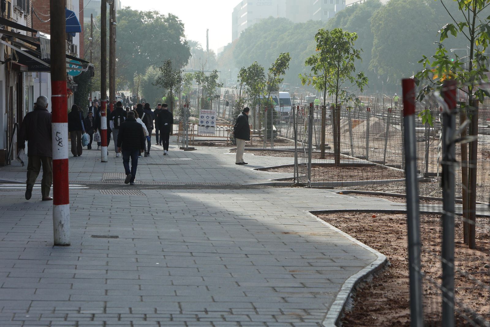 Varias personas caminan por el nuevo acerado de San Francisco Javier.