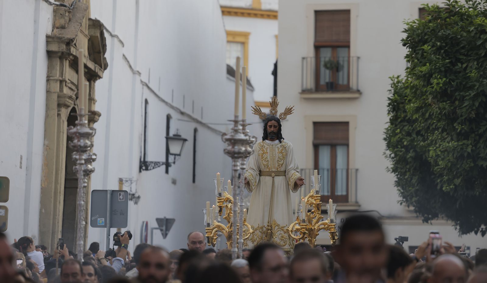 El traslado de los titulares de la Hermandad de la Redención a la iglesia de Santiago, en fotos