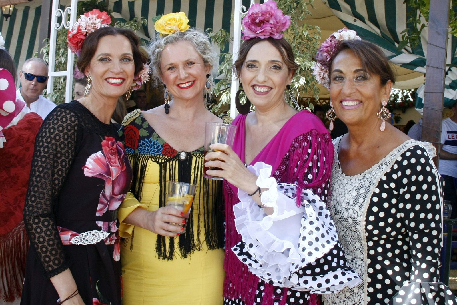 Un grupo de amigas en la puerta de El Continental disfrutando de la Feria.