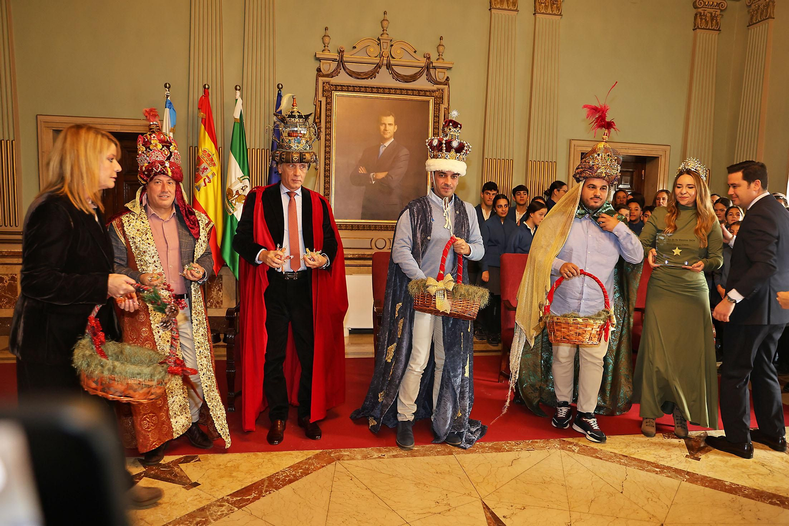 Sus Majestades Los Reyes Magos son coronados en el Ayuntamiento de Huelva