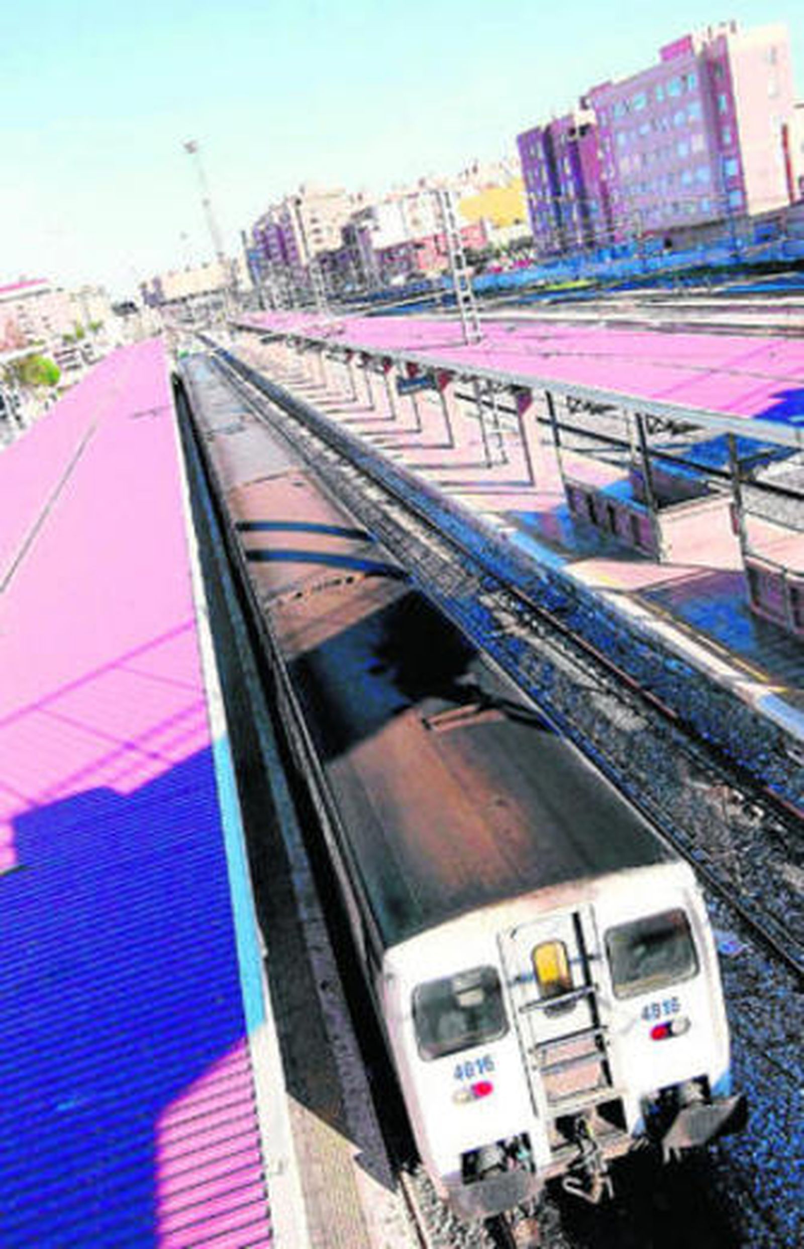 Almería-Barcelona cada día más lejos