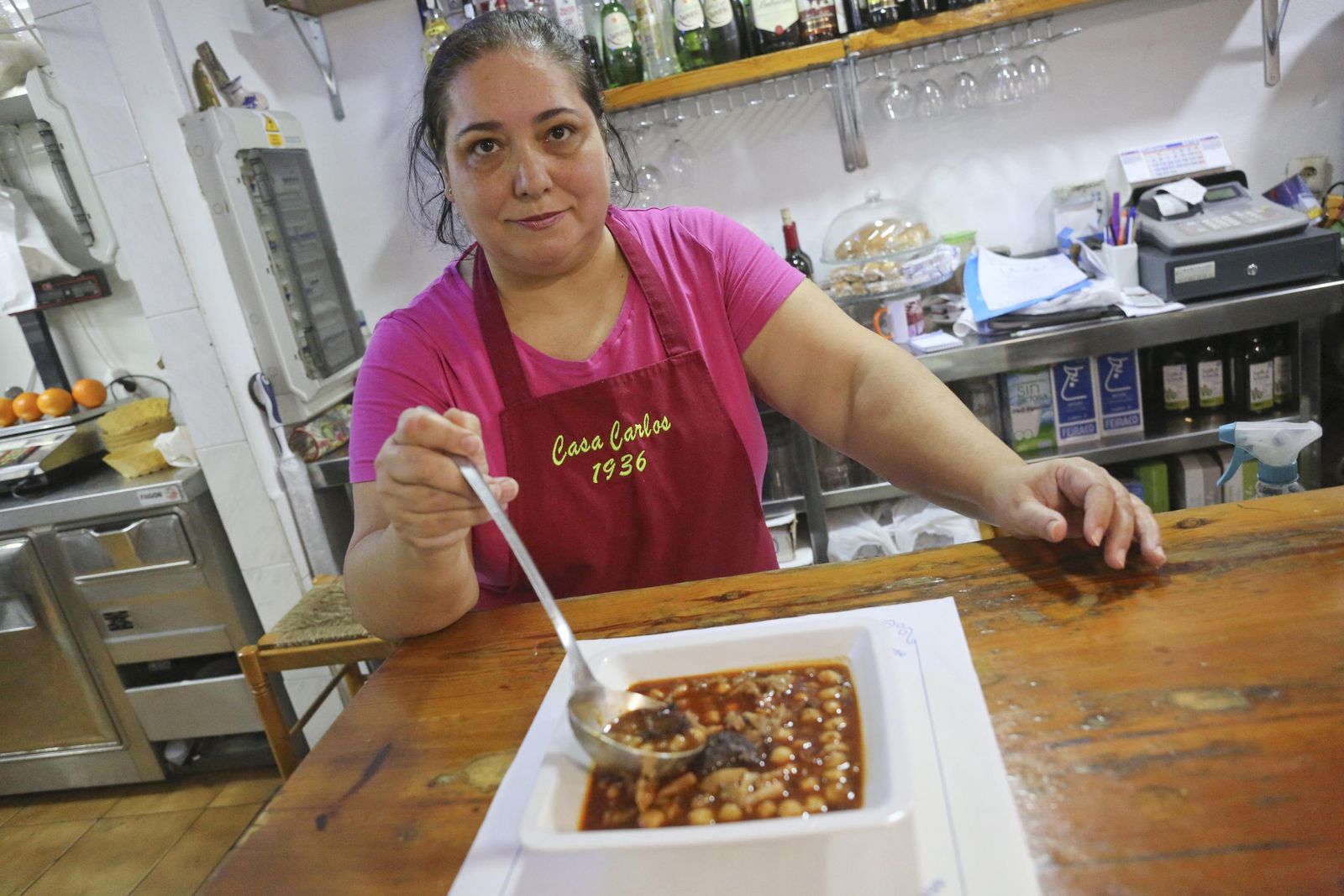 La cocinera y responsable del restaurante Casa Carlos, Dolores Mejías, enseña los callos que irán a concurso.