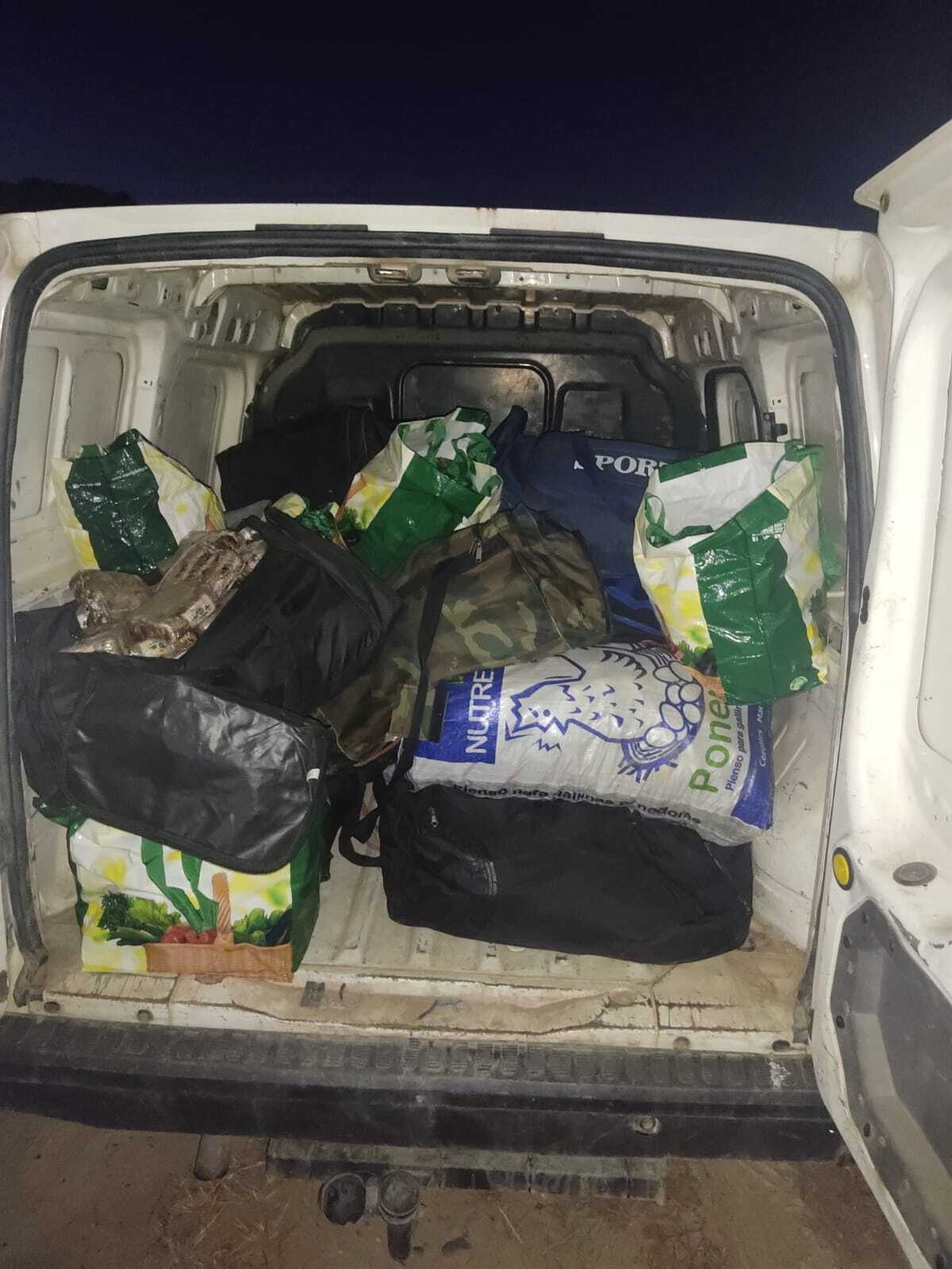 Imagen de los fardos de hachís intervenidos en la persecución.