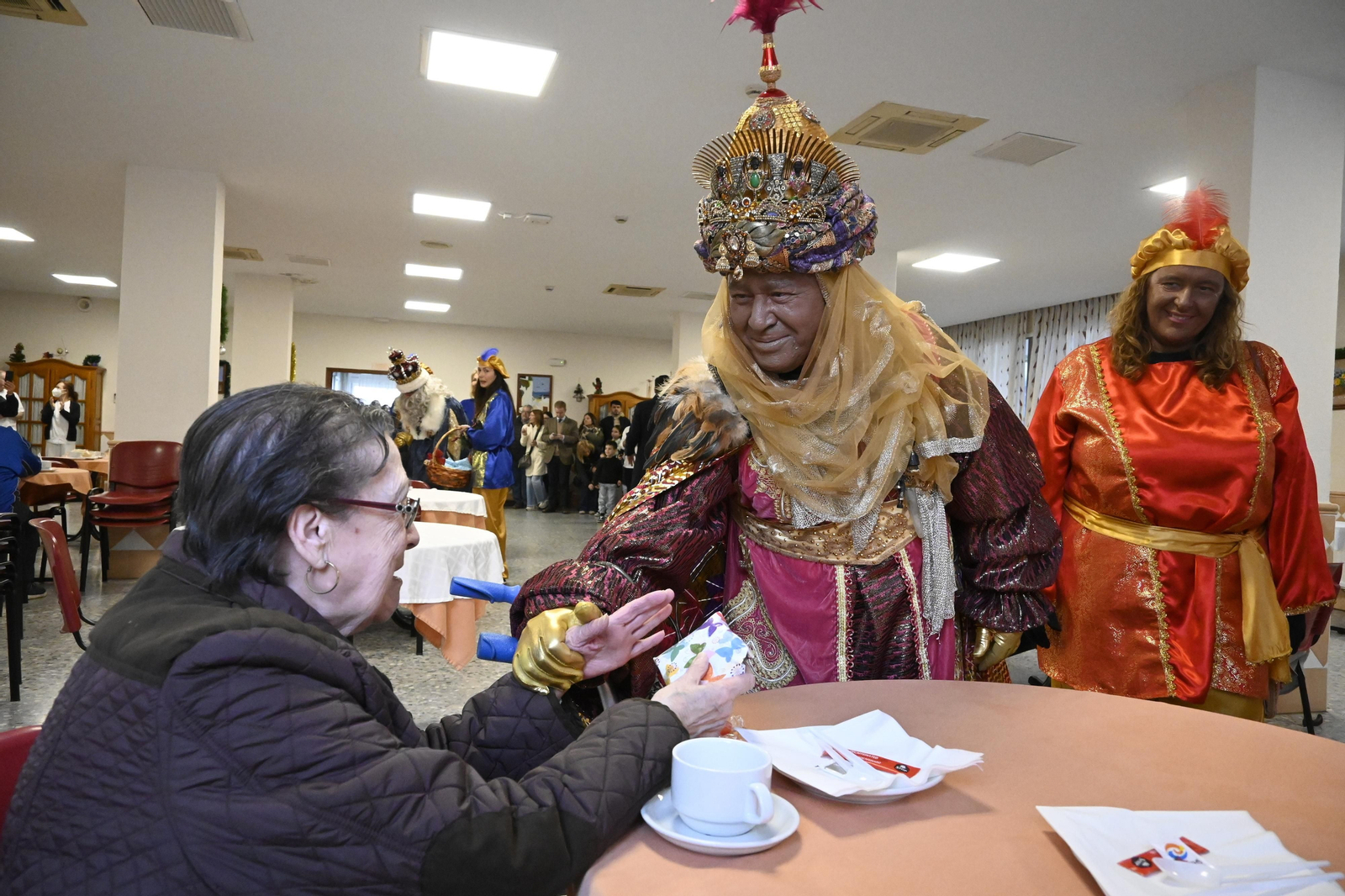Visita de los Reyes Magos a los ancianos de los asilos de Huelva, en imágenes