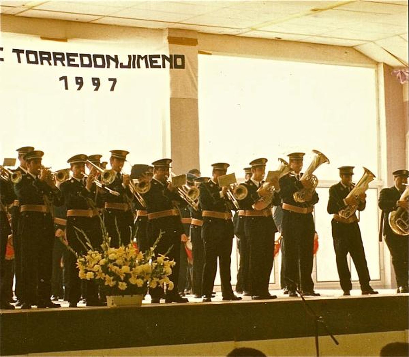 La agrupación en concierto en Torredonjimeno, allá por 1997