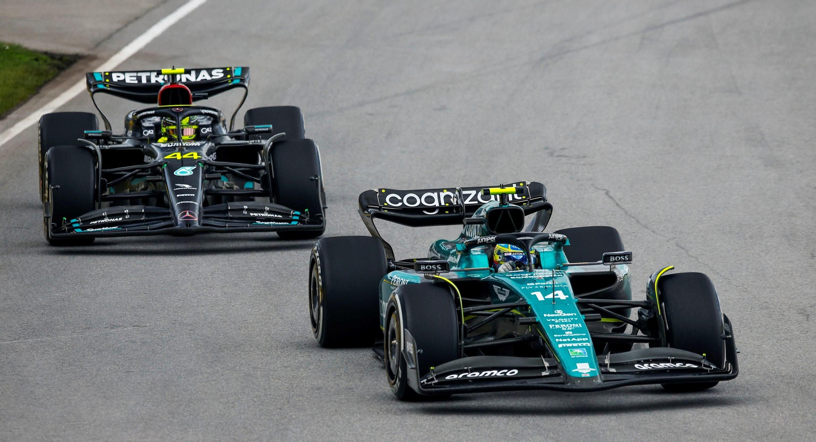 Fernando Alonso conduce su Aston Martin delante de Hamilton.