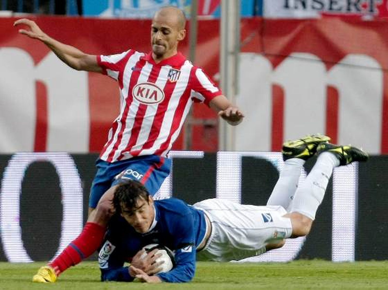Francis placara el balón como en rugby ante Pernía.

Foto: efe