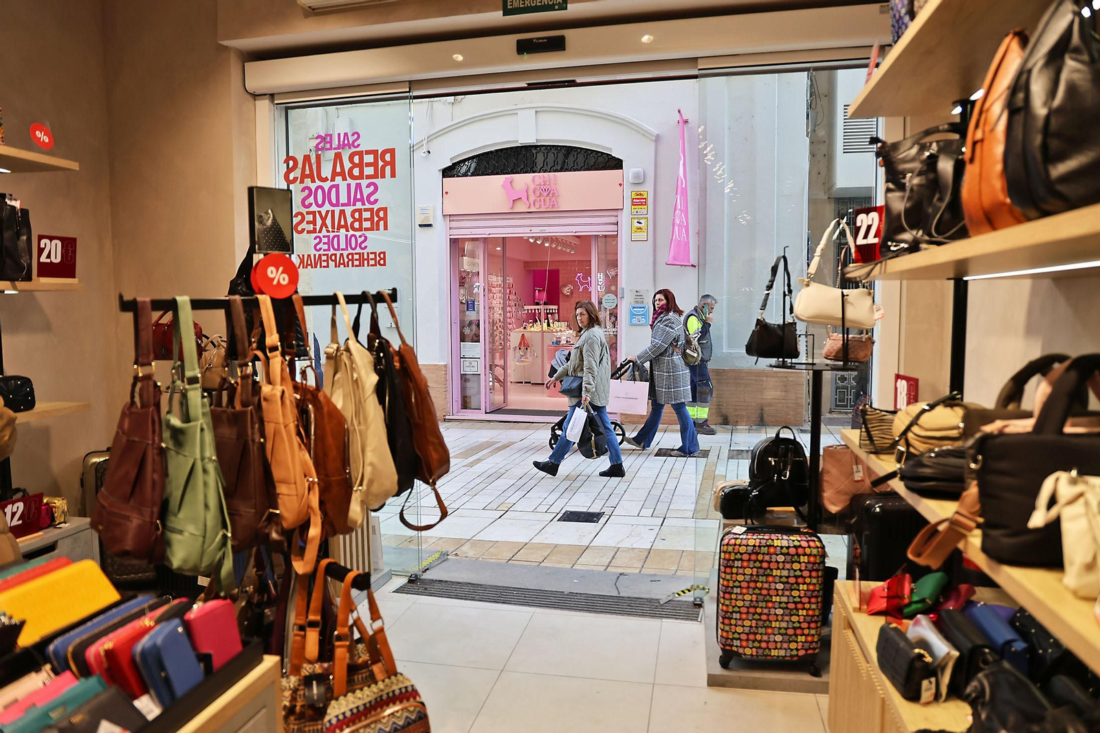 Imágenes del comienzo de las rebajas en Huelva