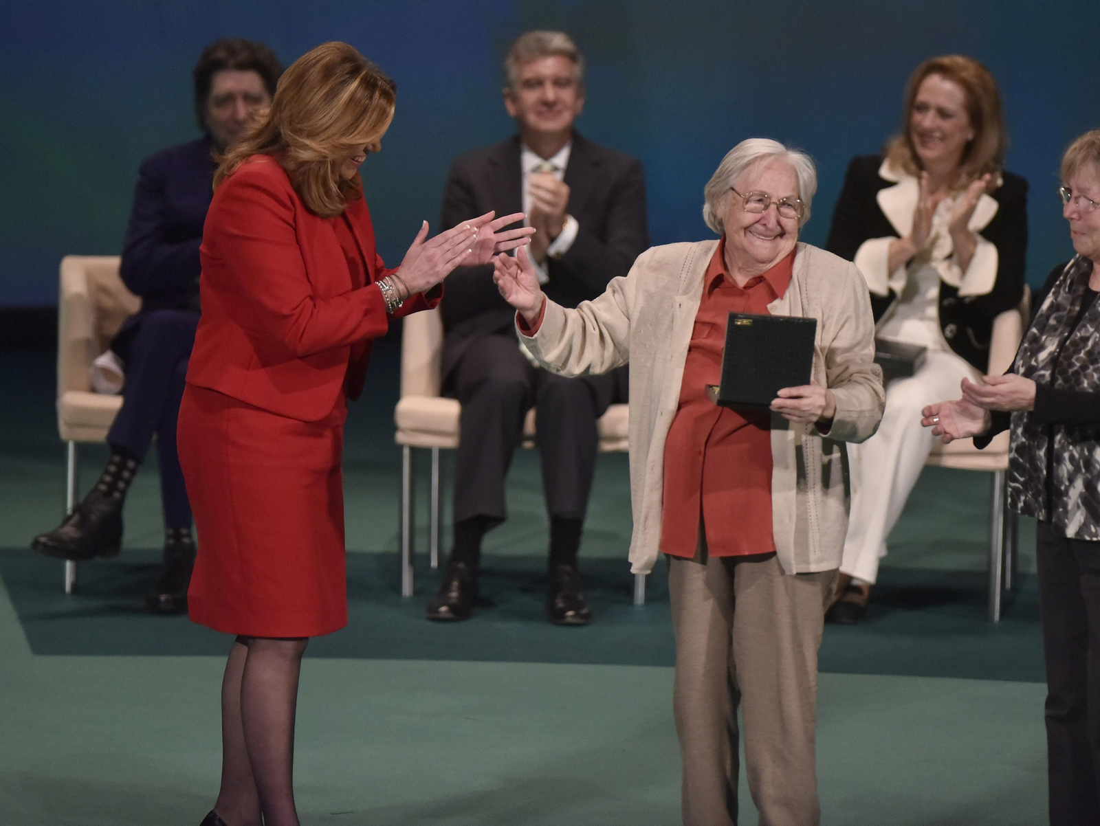 Josefina Samper recibiendo la Medalla de Andalucía en 2016