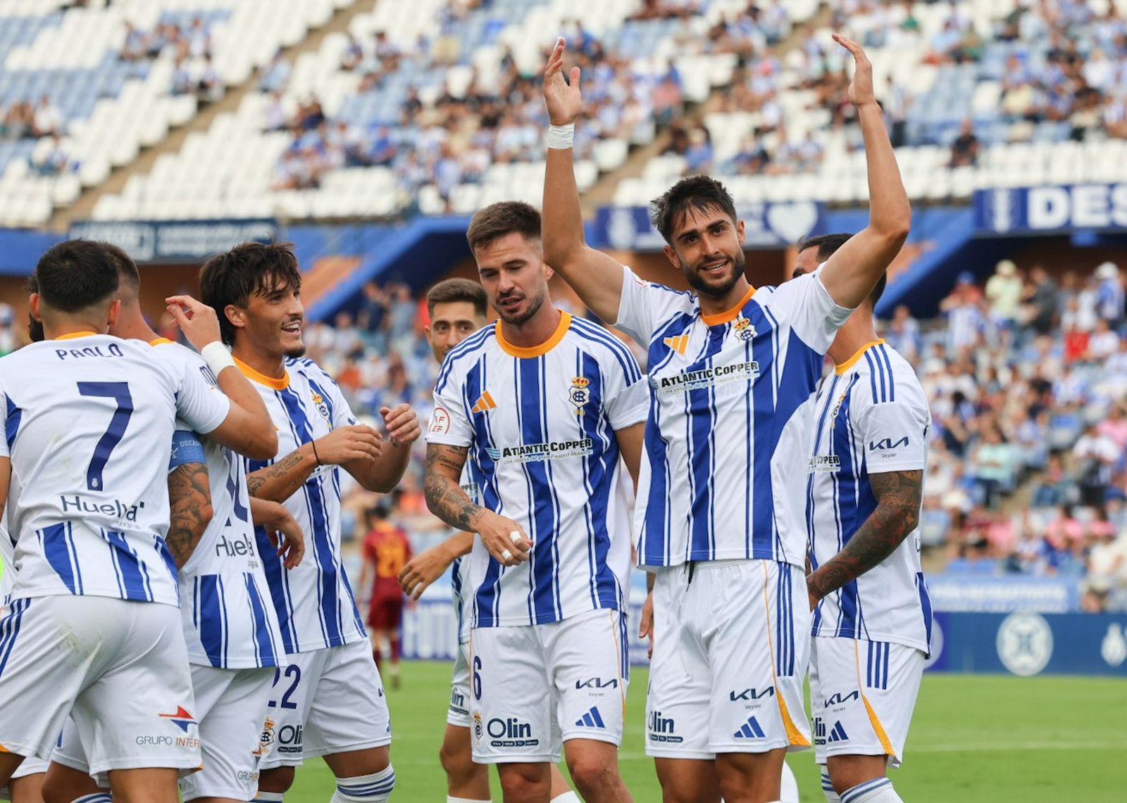 Dani Romero celebra su gol contra el Linares.
