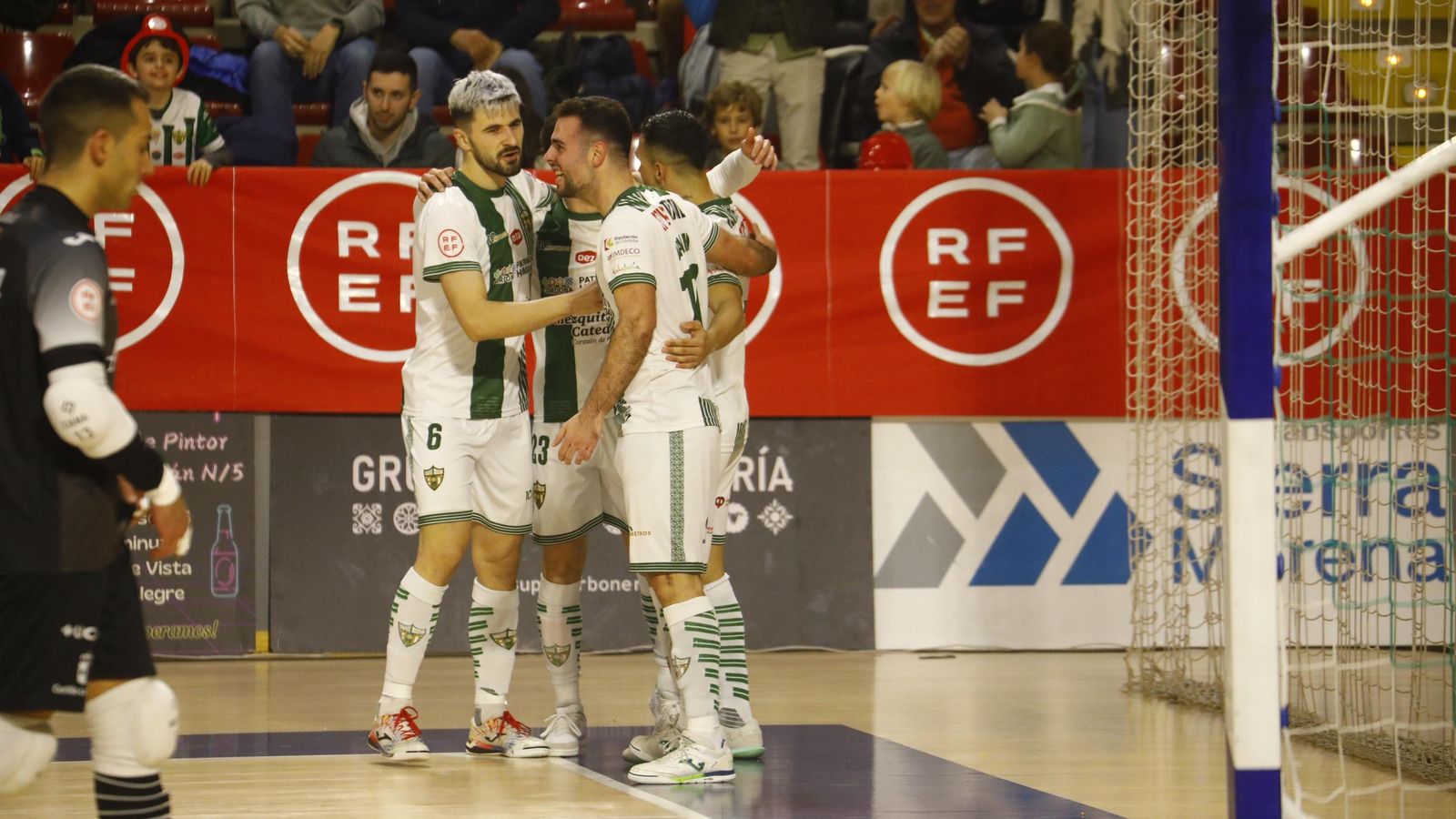 Los jugadores del Córdoba Patrimonio de la Humanidad celebran un gol en Vista Alegre.