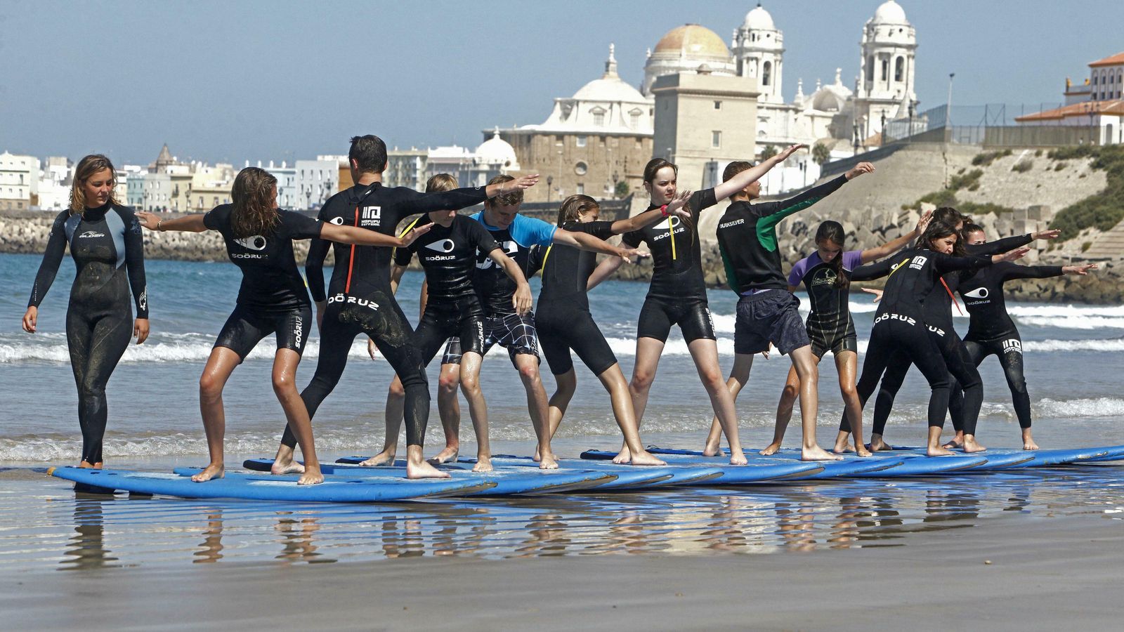 Clase de Hopupu Surf Club en la playa Santa María del Mar.