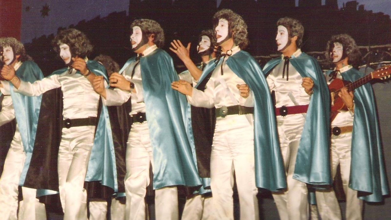 La comparsa ‘Los luceros del alba’ en una de sus actuaciones del Concurso de Agrupaciones de 1980.