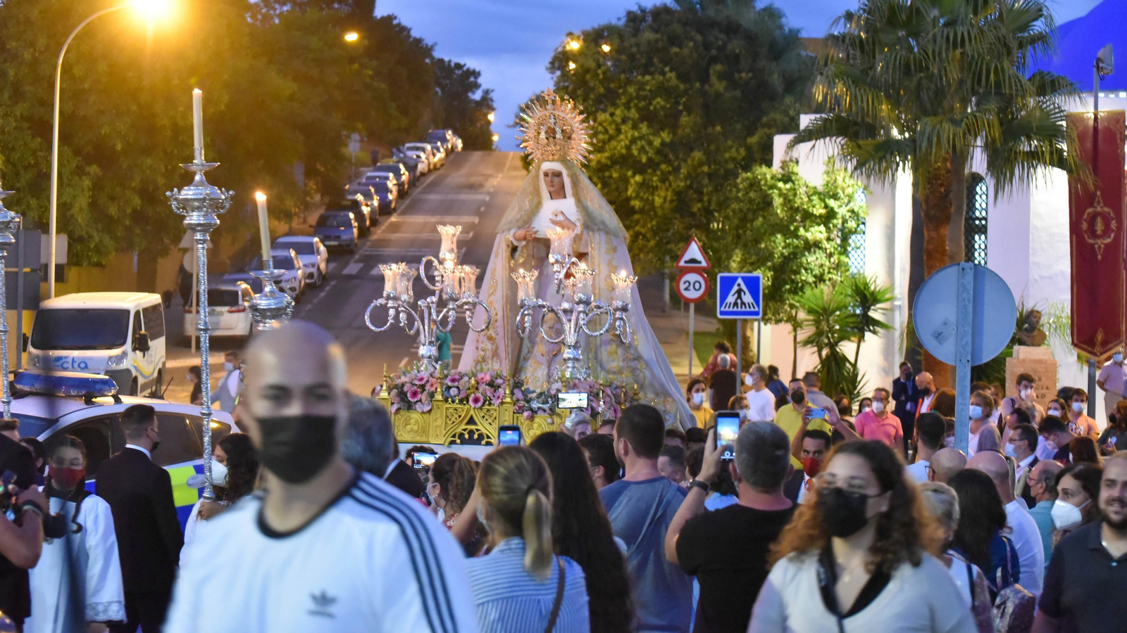 Las fotos de la Virgen de la Salud procesionando en la barriada de San Garcia
