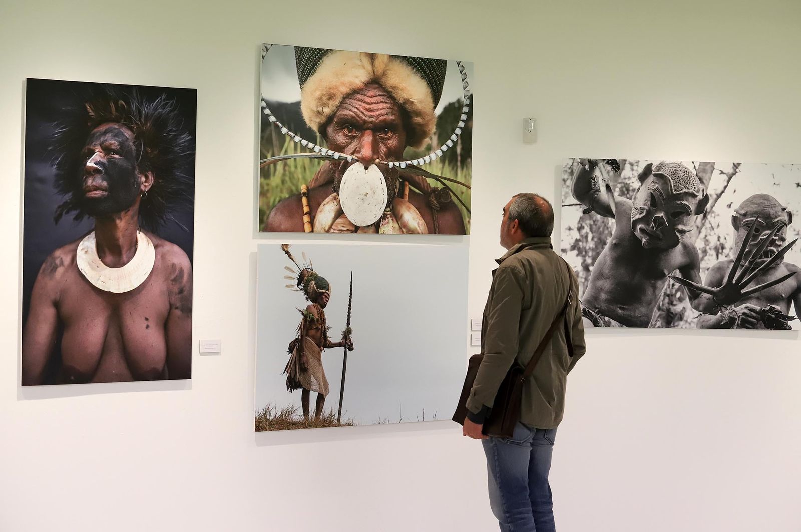 Imágenes de la exposición de Latitudes "Confines, más allá de la globalización" de Eduardo Lostal