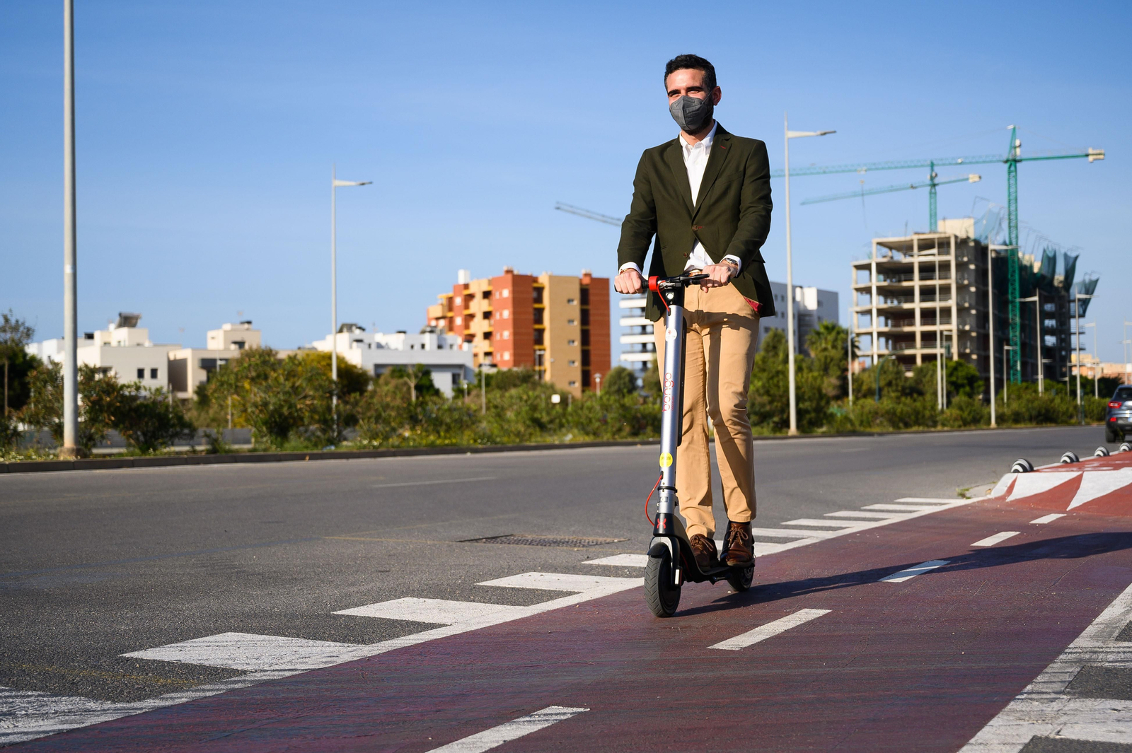 El alcalde de Almería, en patinete eléctrico por el nuevo tramo de La Vega