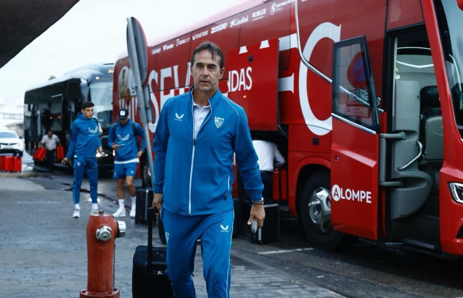 Lopetegui se dirige a la zona de embarque de la terminal ejecutiva.