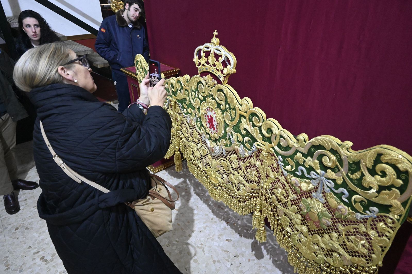 Las mejores fotos de la presentación de la bambalina trasera del palio de la Virgen de la Esperanza de Córdoba