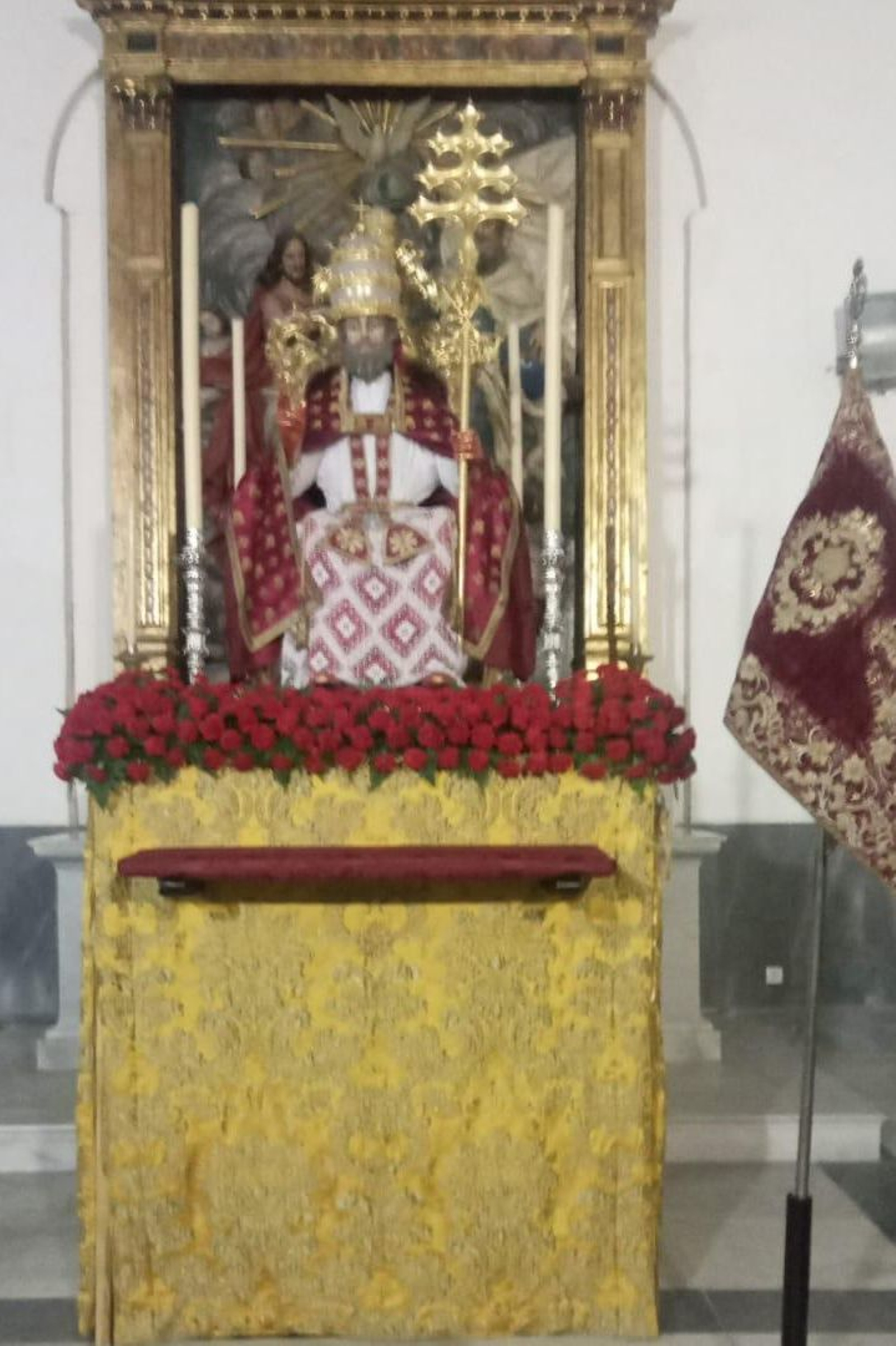 La imagen de San Pedro, en la parihuela donde procesionará este domingo y junto al estandarte bordado de la histórica hermandad.