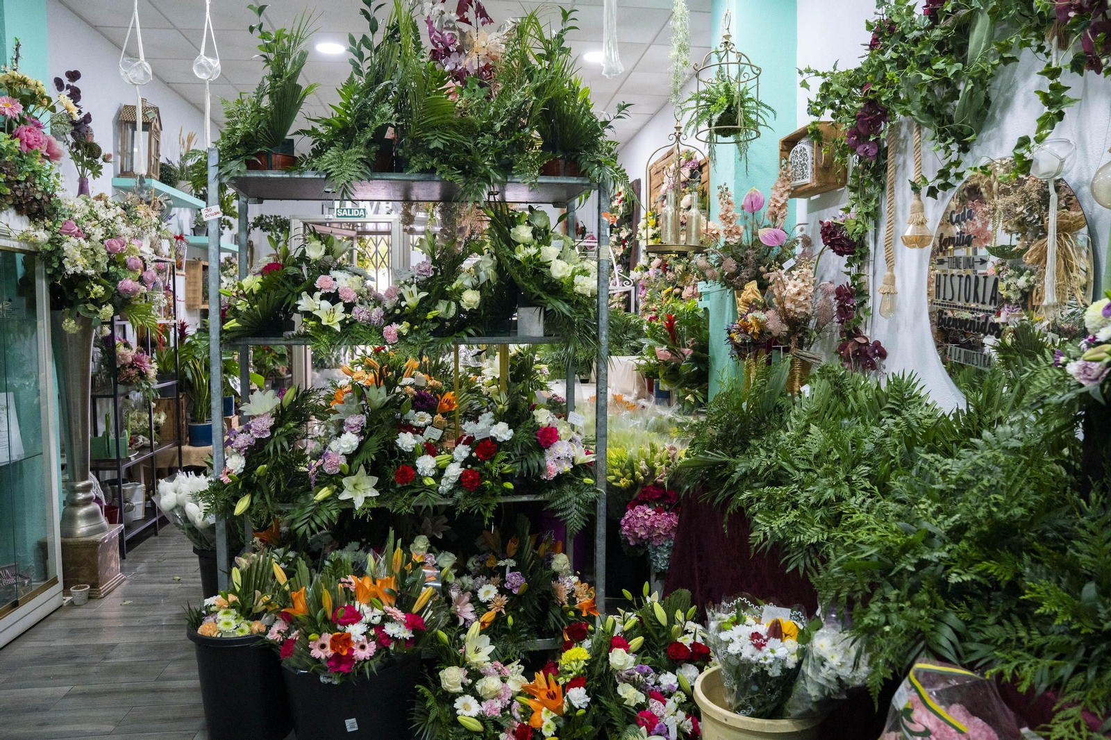 Así se preparan las flores para el Día de Los Santos en Almería
