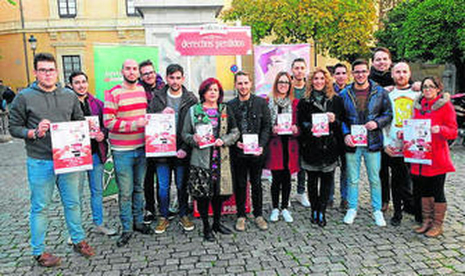 Los socialistas presentaron ayer esta medida en la plaza de la Universidad.