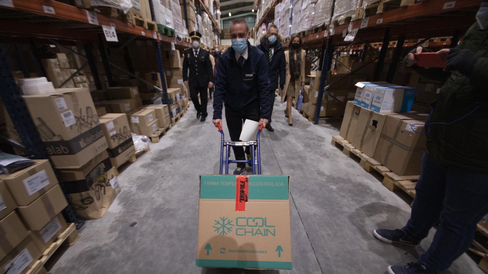 Las vacunas del coronavirus, a su llegada al almacén del SAS en Granada.