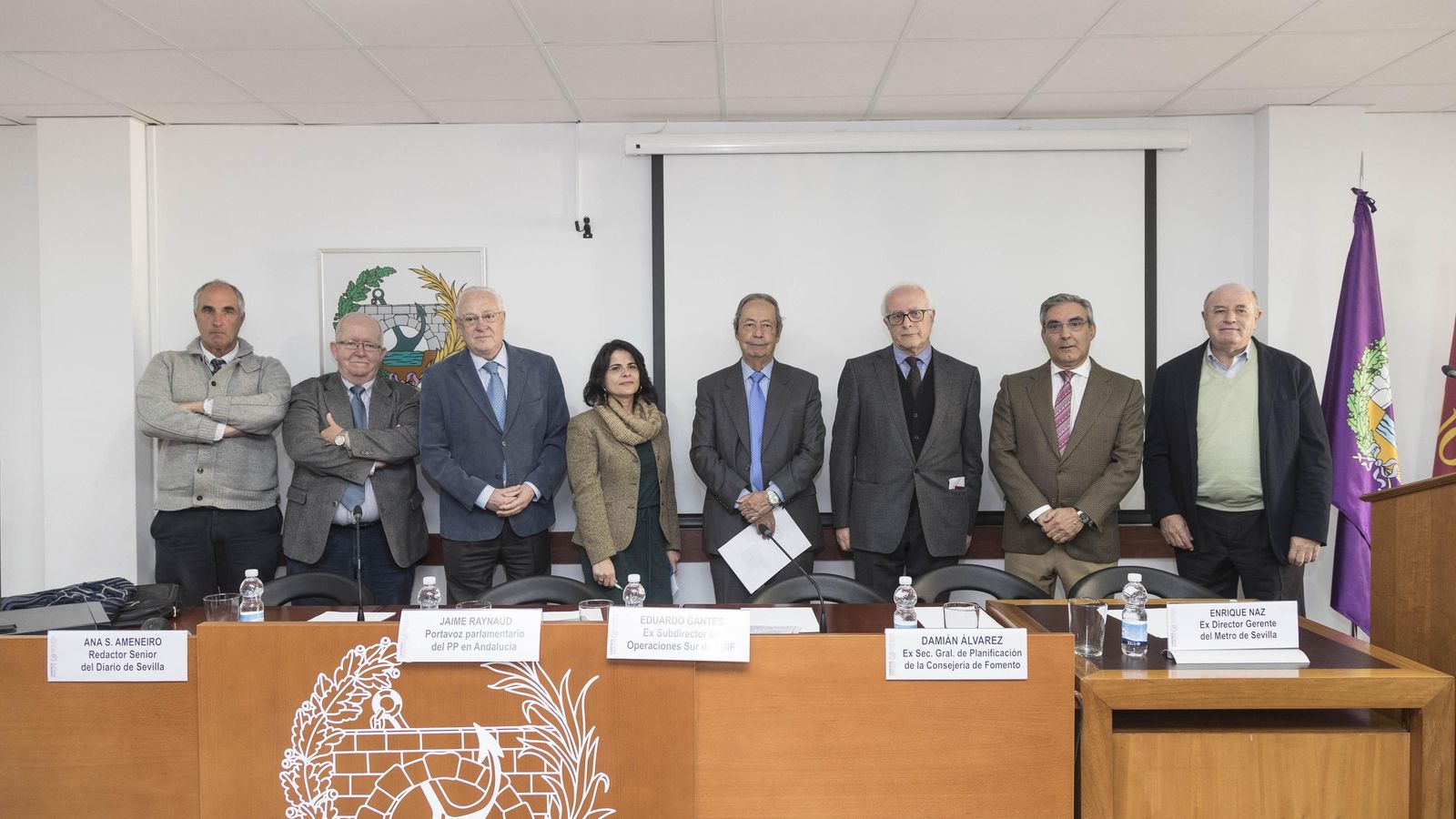 Los ponentes del II Foro Ingeniería y Ciudad: Indalecio de la Lastra, Eduardo Gantes, Jaime Raynaud, Agustín Argüelles, Damián Álvarez, Enrique Naz y Fernando Martínez Salcedo (Falta José Luis de Justo), junto a la moderadora.