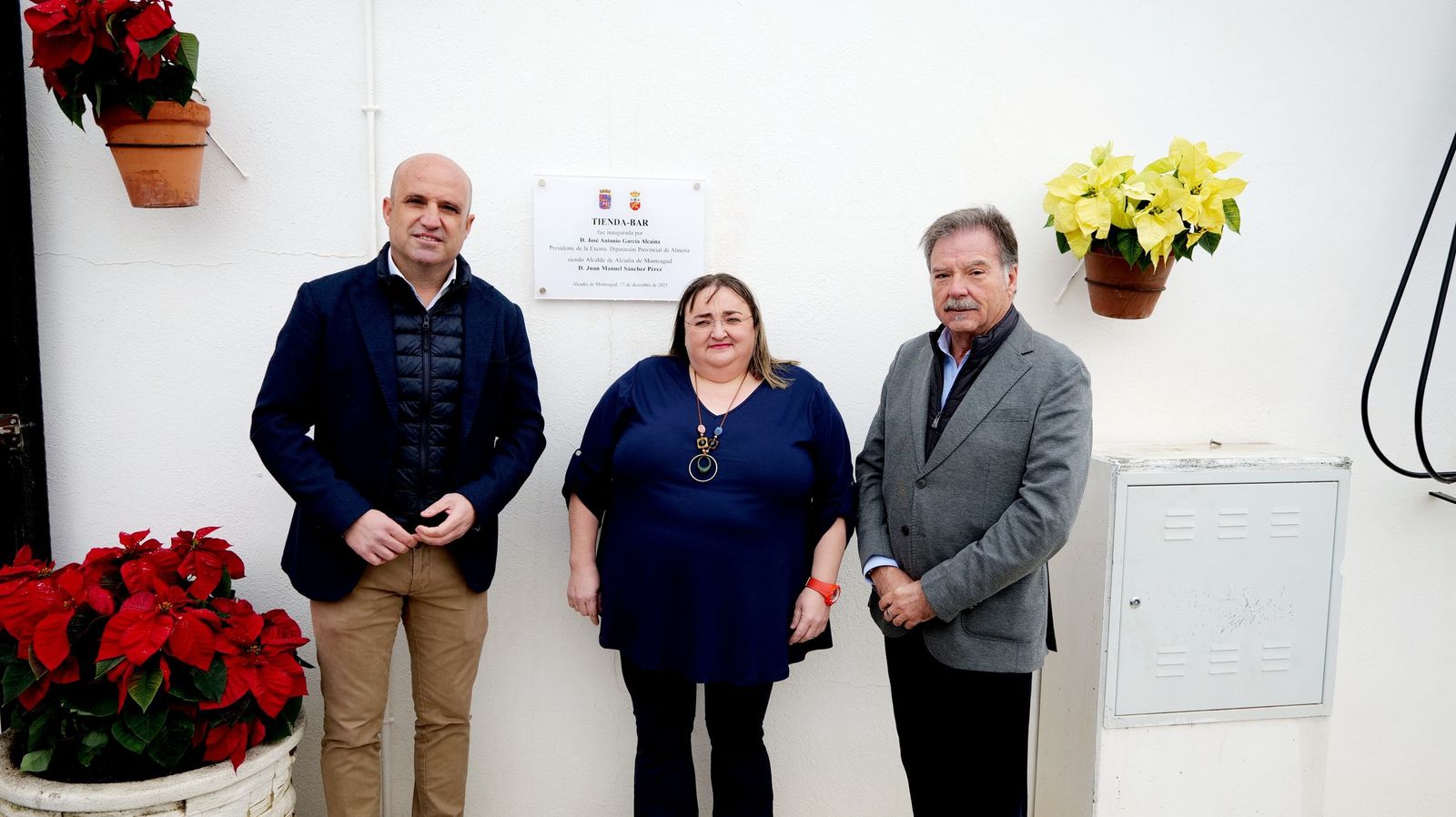 El presidente de Diputación y el alcalde de Alcudia junto a la dueña de la tienda bar de esta pequeña localidad.