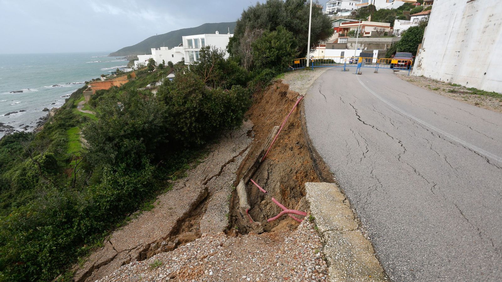 Las fotografías de los desprendimientos en varias calles de la urbanización El Faro, en Algeciras