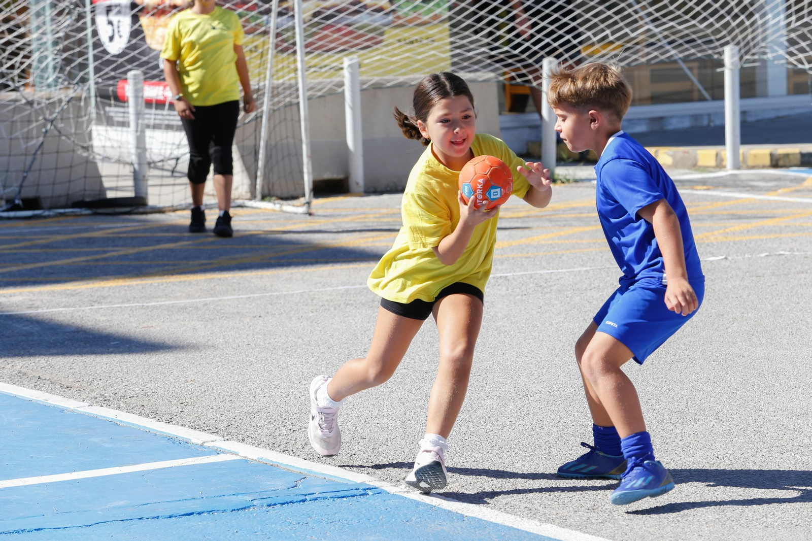 Las fotos de la II jornada de balonmano calle de Bahía Plaza, en Los Barrios