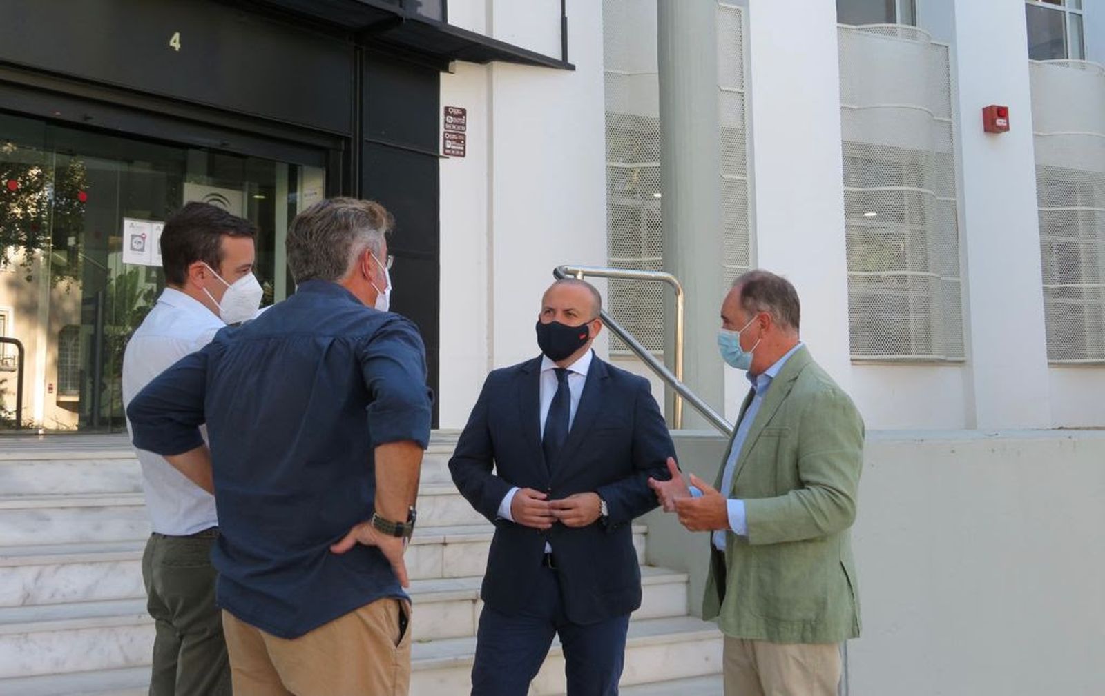 Julio Díaz, Antonio Augustín, Ricardo Panzuela y los jefes de servicio de Fomento e Intermediación en la visita a la remodelada sede del Servicio Andaluz de Empleo en Huelva