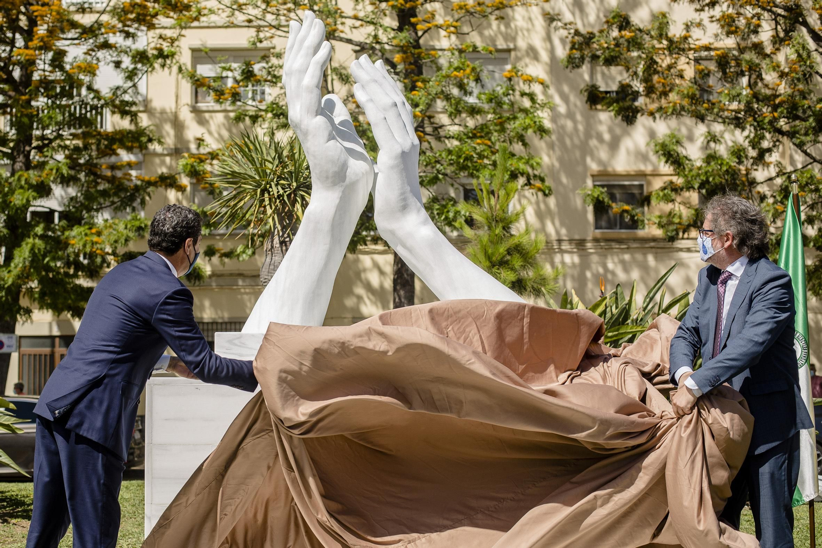 Juanma Moreno y Demetrio Quirós descubren el monumento a los sanitarios