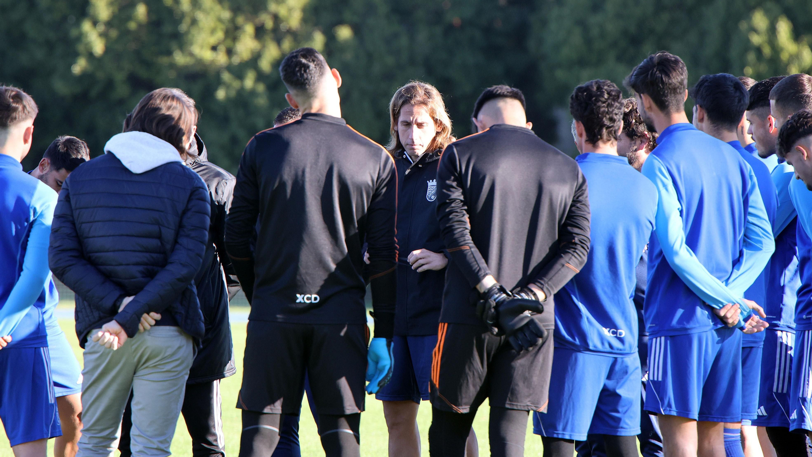 Checa charla con sus jugadores en el Anexo de Chapín Pepe Ravelo.