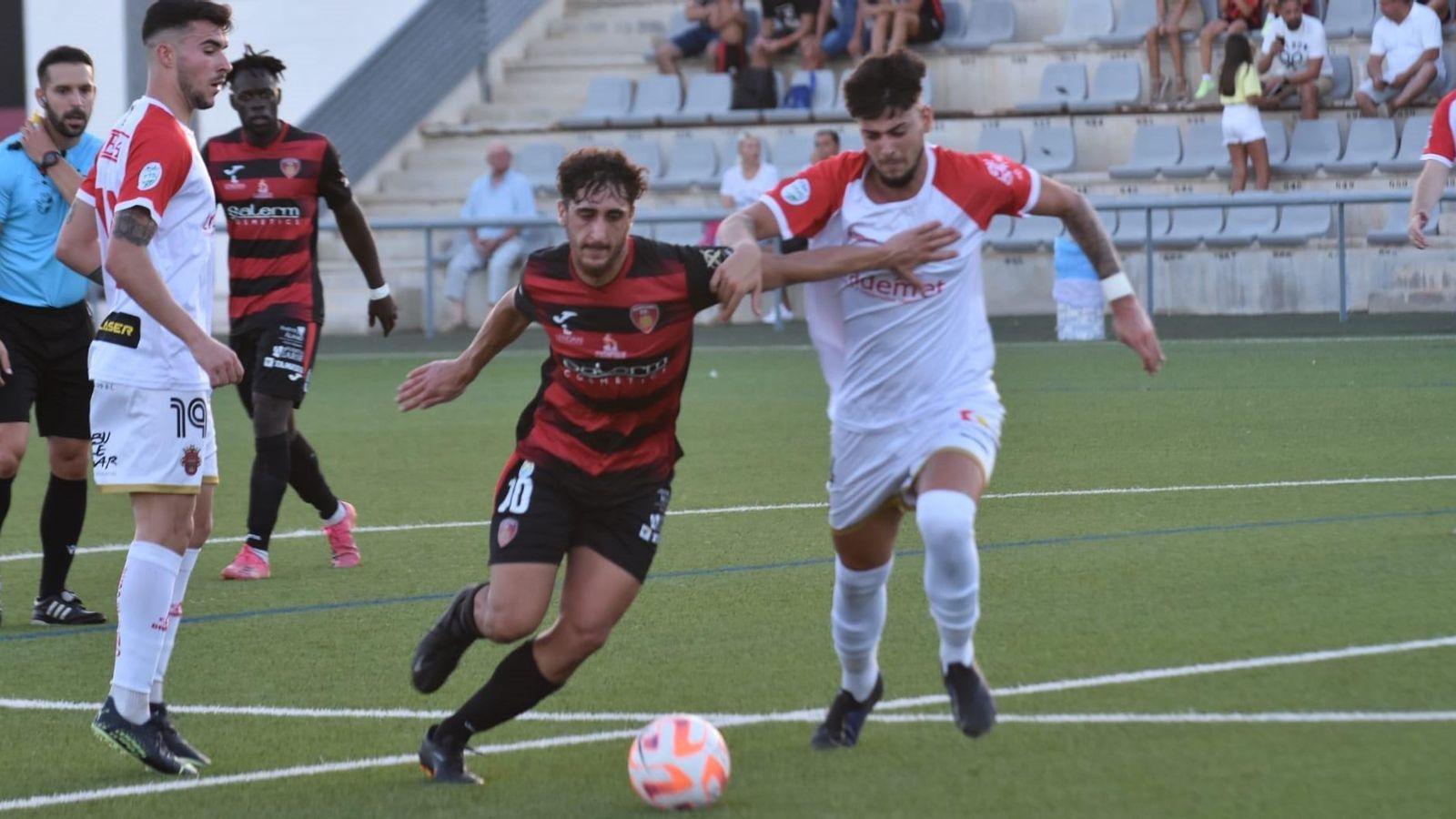 Un lance del derbi de la Copa RFAF entre el Salerm Puente Genil y el Atlético Espeleño.