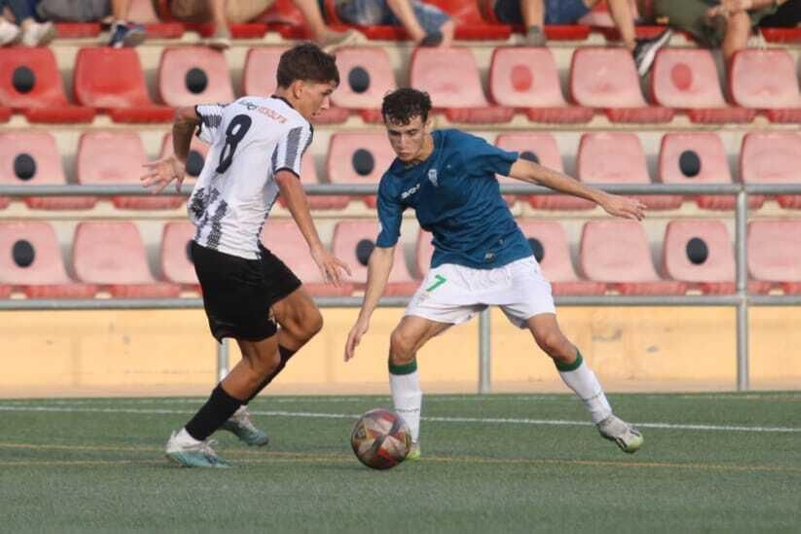 Un jugador del conjunto almeriense trata de sortear la entrada de un rival en un partido de esta temporada.