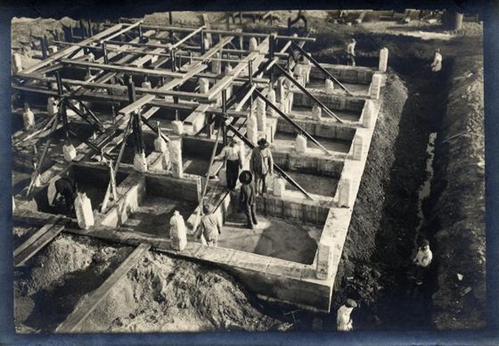 Imágenes de la construcción del Monumento a la Fe Descubridora.