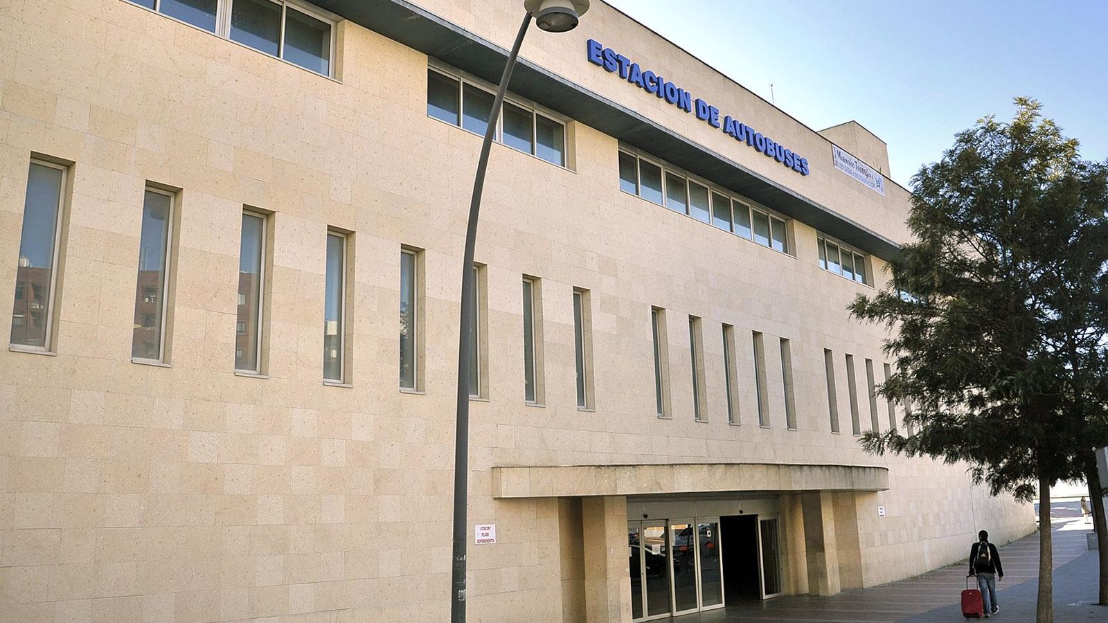 Fachada principal de la estación de autobuses