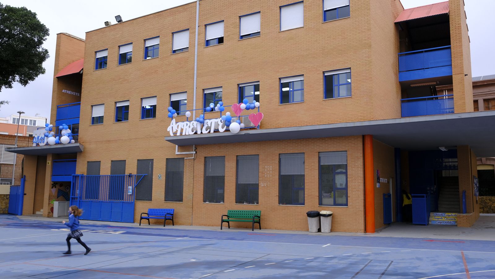 Imágenes de la visita del Alcalde de Almería al Colegio La Safa, por su 75 aniversario.