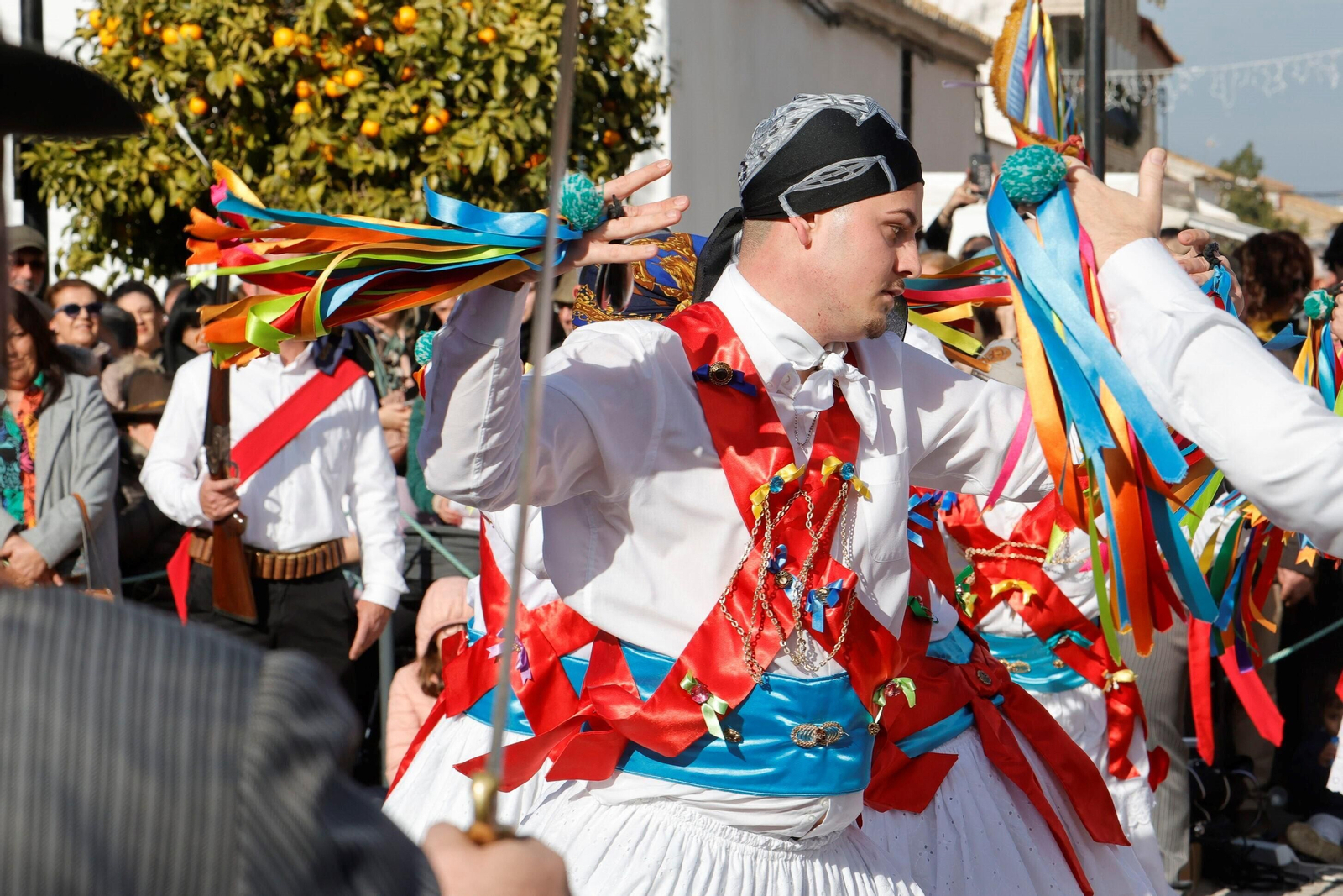 La Danza de los Locos y el Baile del Oso de Fuente Carreteros, en imágenes