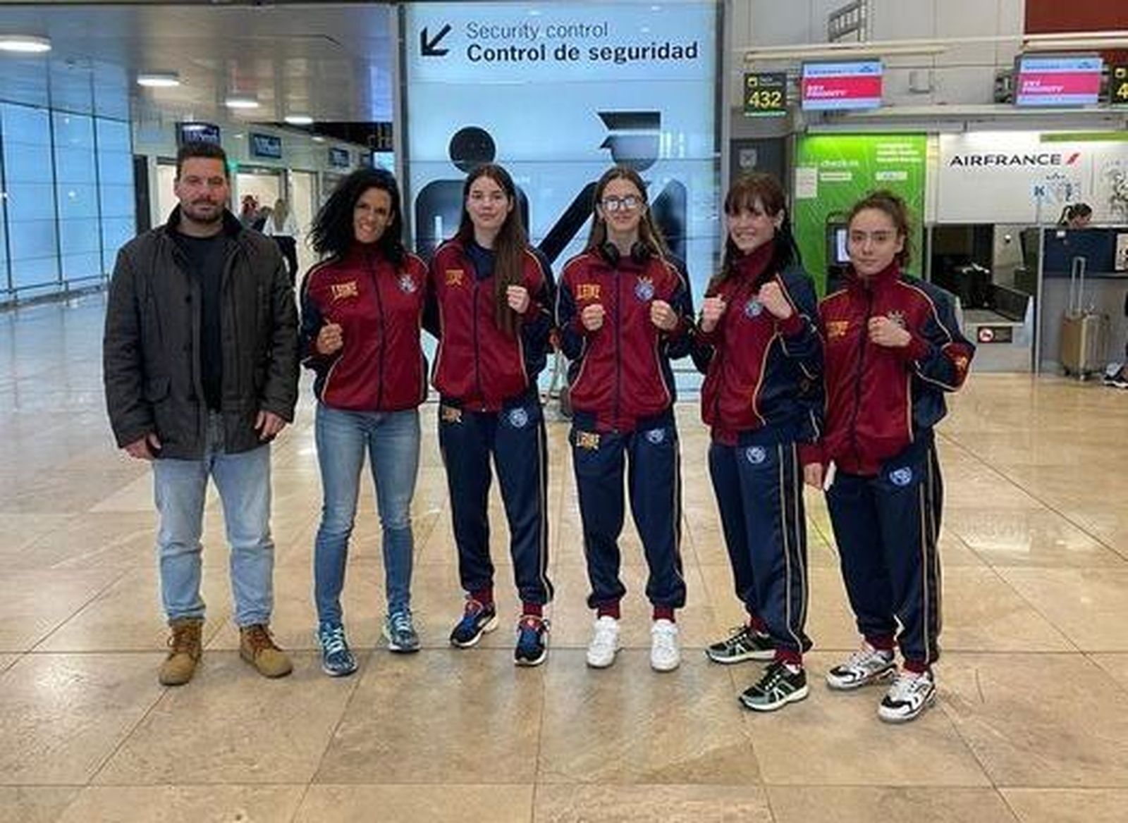 La selección femenina, junto a su entrenador