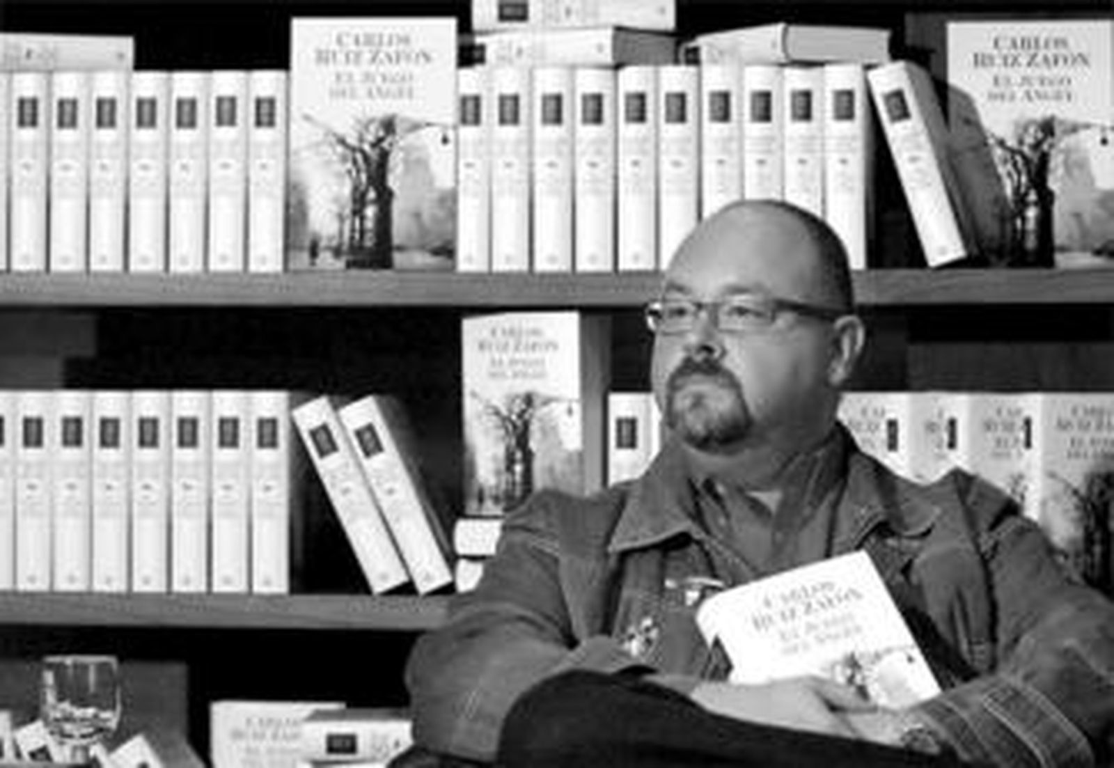 El escritor Carlos Ruiz Zafón, durante la presentación de su nueva novela 'El juego del ángel'.