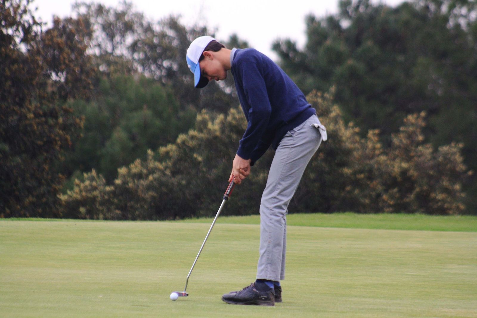 Josema Ortiz ejecuta un golpe.