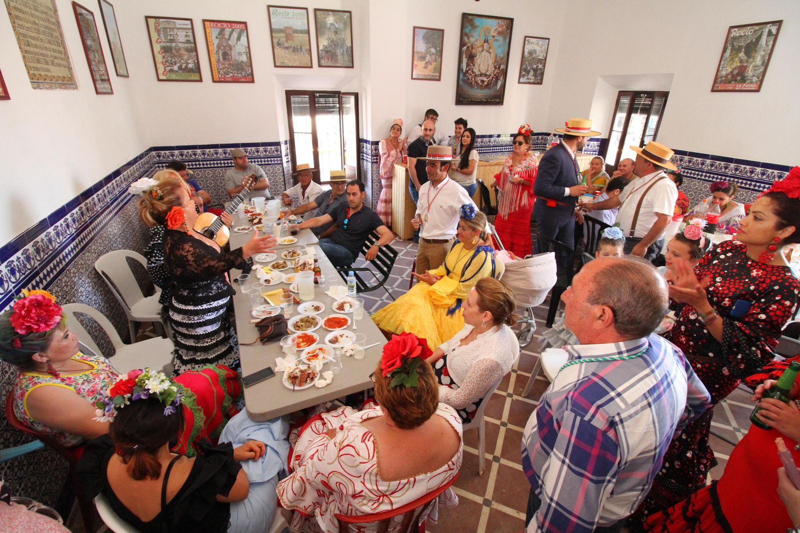 Las Cármenes cantan unas sevillanas en la casa de la Hermandad de la Palma, ante la hermana mayor.