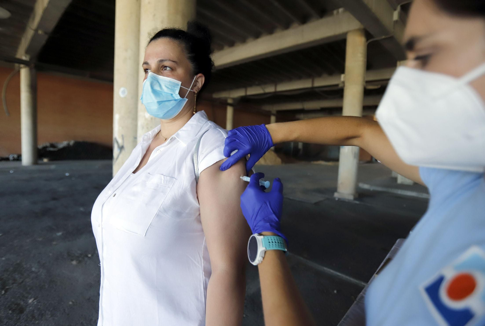 Una onubense recibe la vacuna contra la Covid-19 en una jornada sin citas.