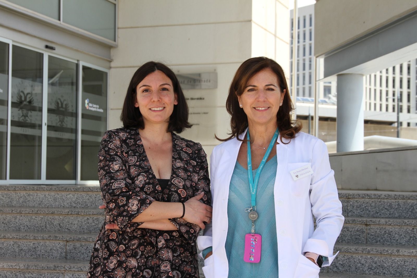 Las profesoras Teresa Nestares y Lara Bossini, en el Centro de Investigación Biomédica (CIBM) de la UGR