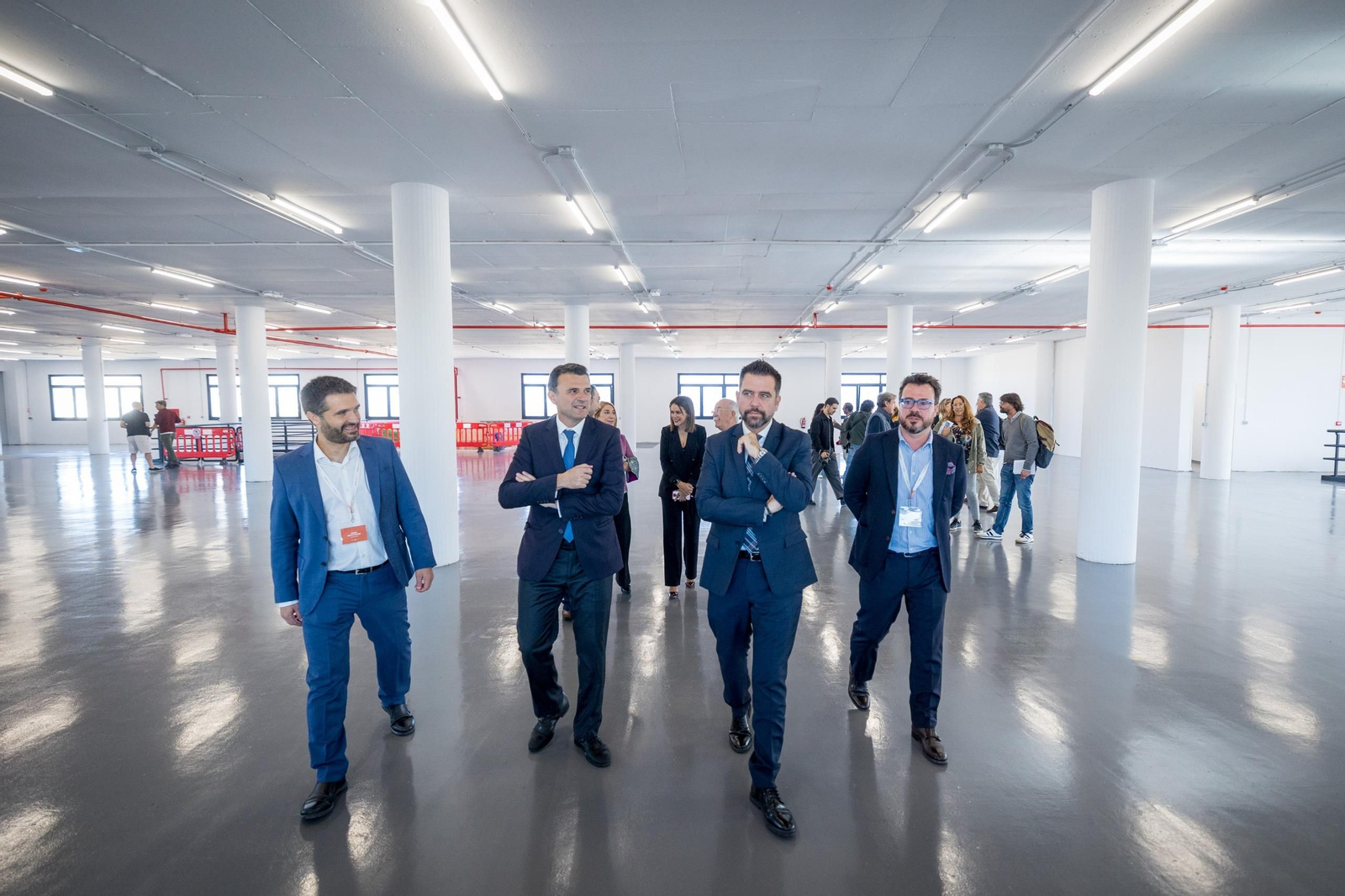 Fran González, escoltado por el alcalde de Cádiz, Bruno García, y el CEO de Elecam Group, Alberto Pérez Castillo visitan las instalaciones de la nueva sede de la empresa en el recinto fiscal de Zona Franca de Cádiz