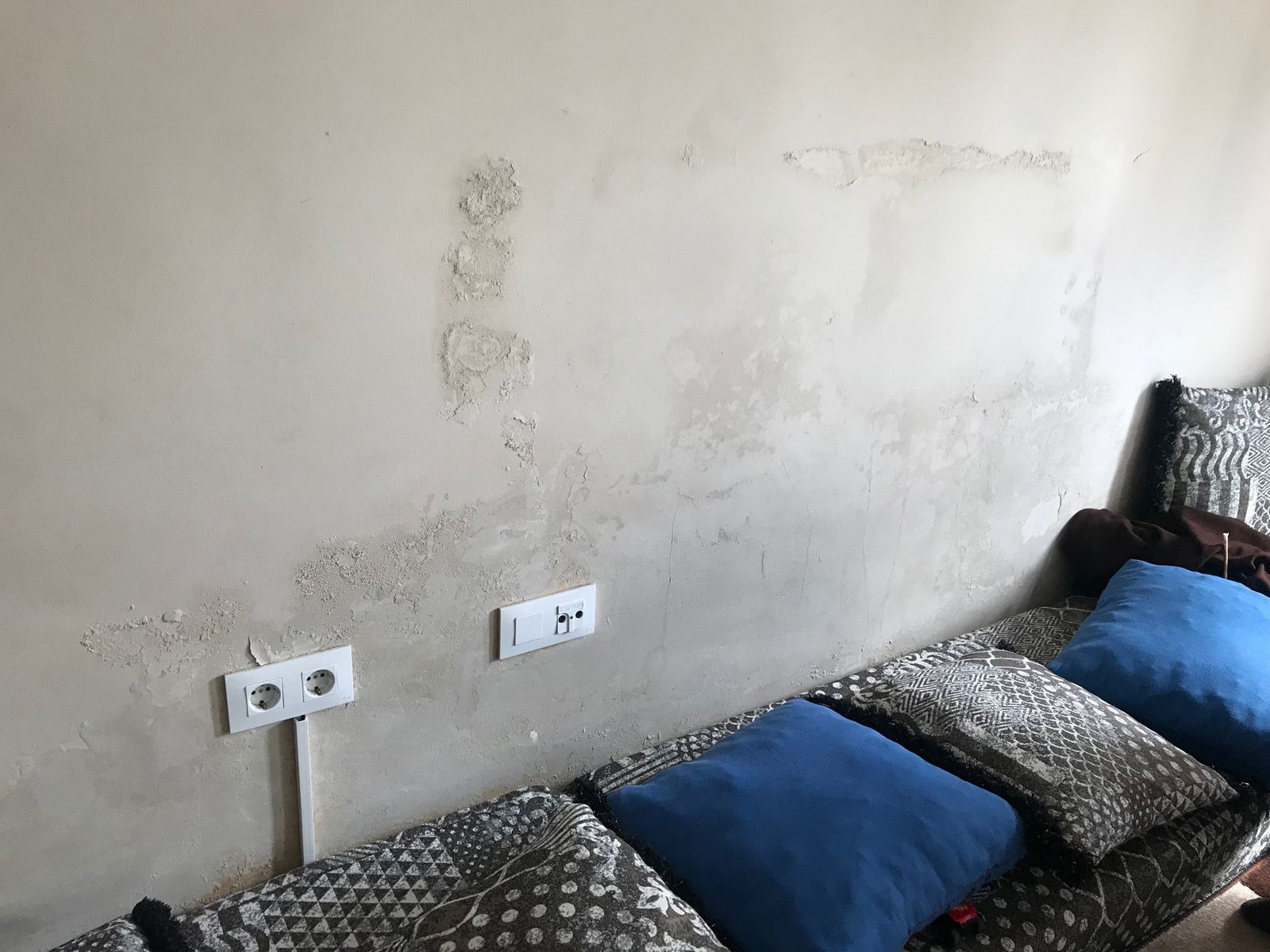 Graves problemas de humedad en viviendas protegidas de la Zona Sur