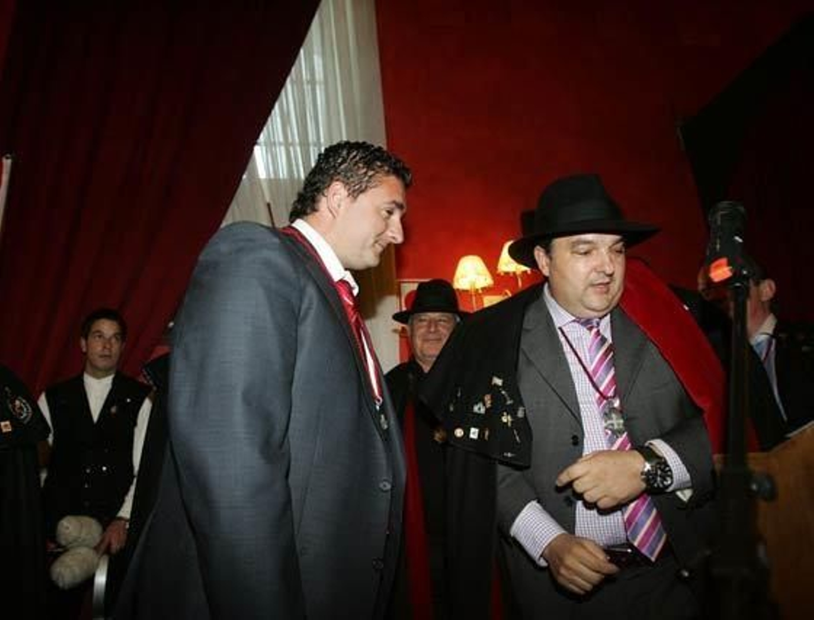 El Hotel Los Jándalos acoge la ceremonía de investidura de Emilio Viquiera, director deportivo del Xerez, como nuevo cofrade honorífico de la Cofradía del Botillo  Foto: Pascual